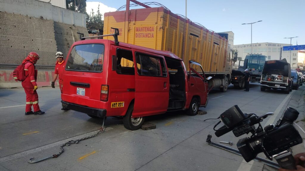 Choque múltiple registrado en la Autopista deja como saldo la muerte del conductor de un minibús y tres personas heridas