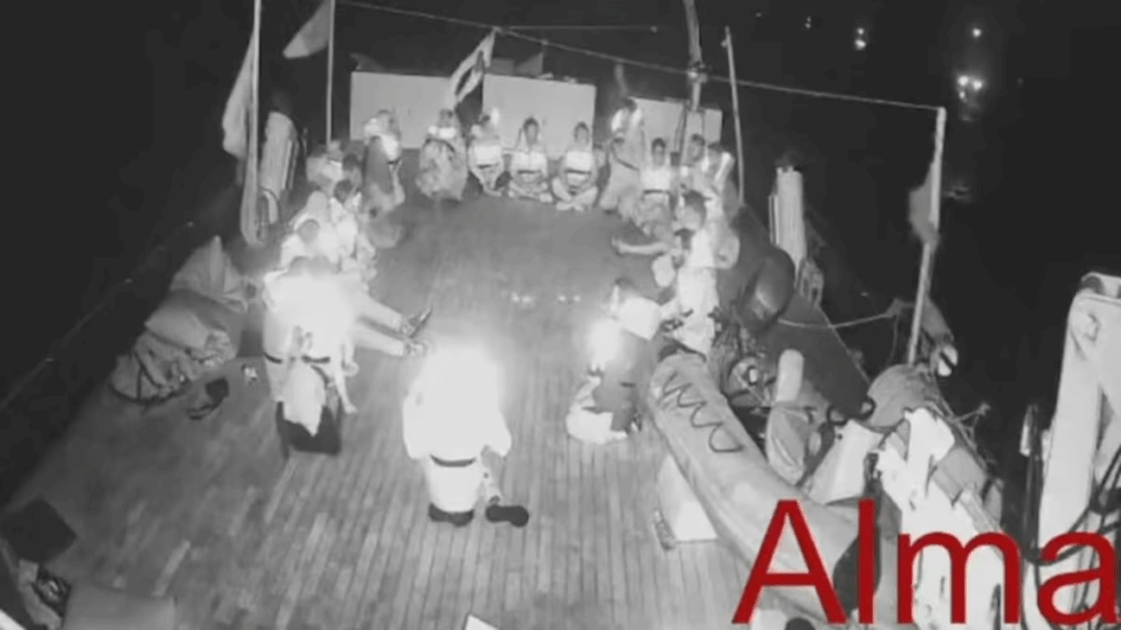Israel corta el paso a la flotilla y rodea ya el barco principal de la misión