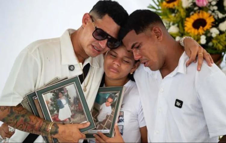 Dolor en La Guaira: Eduar busca a 28 miembros de su familia y Leonardo entierra a seis
