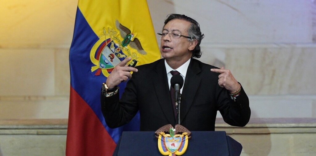 Gustavo Petro se despide del poder en Colombia con llamado a una huelga general contra Abelardo De la Espriella