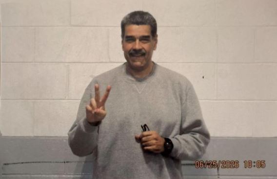 «Estamos firmes», Maduro reaparece en redes y publica fotos desde prisión