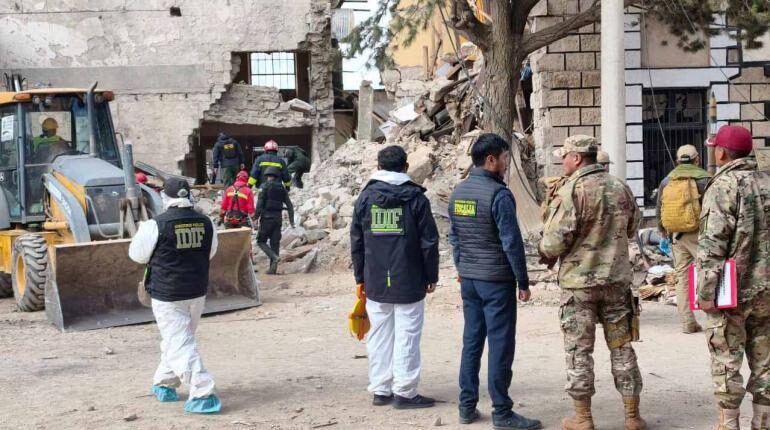 Evacúan zonas en Viacha por riesgo tras explosión que dañó 3.600 viviendas y limita la búsqueda de cuerpos