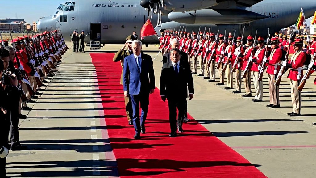 Kast llega a Bolivia y abre agenda bilateral con Paz