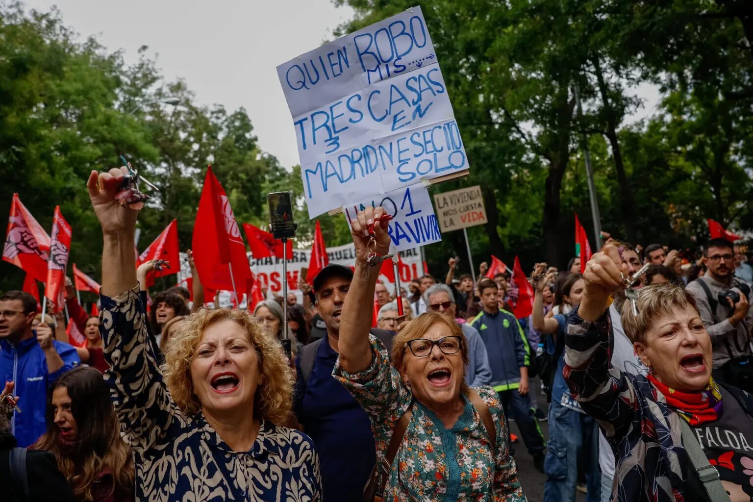 El clamor por una huelga general marca en Madrid la manifestación por la vivienda