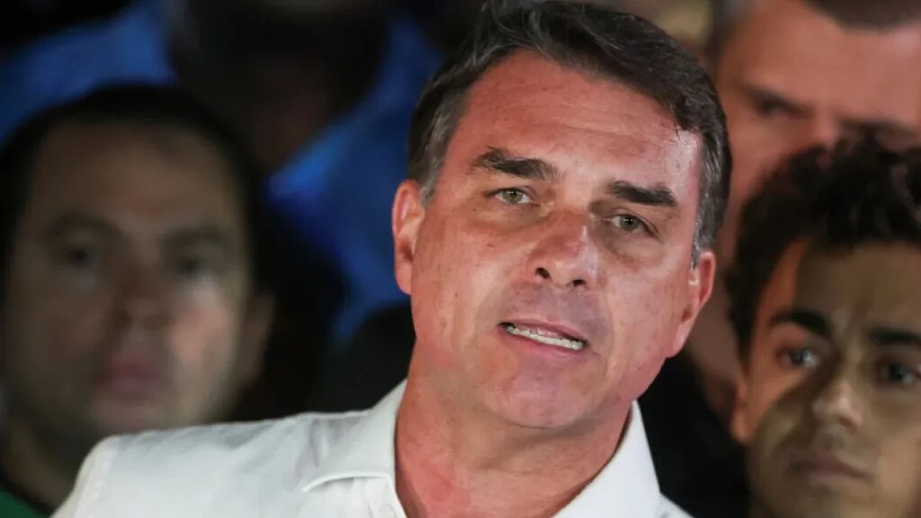 Tras huir a Estados Unidos, Flávio Bolsonaro se autoproclama el «verdadero presidente electo de Brasil»