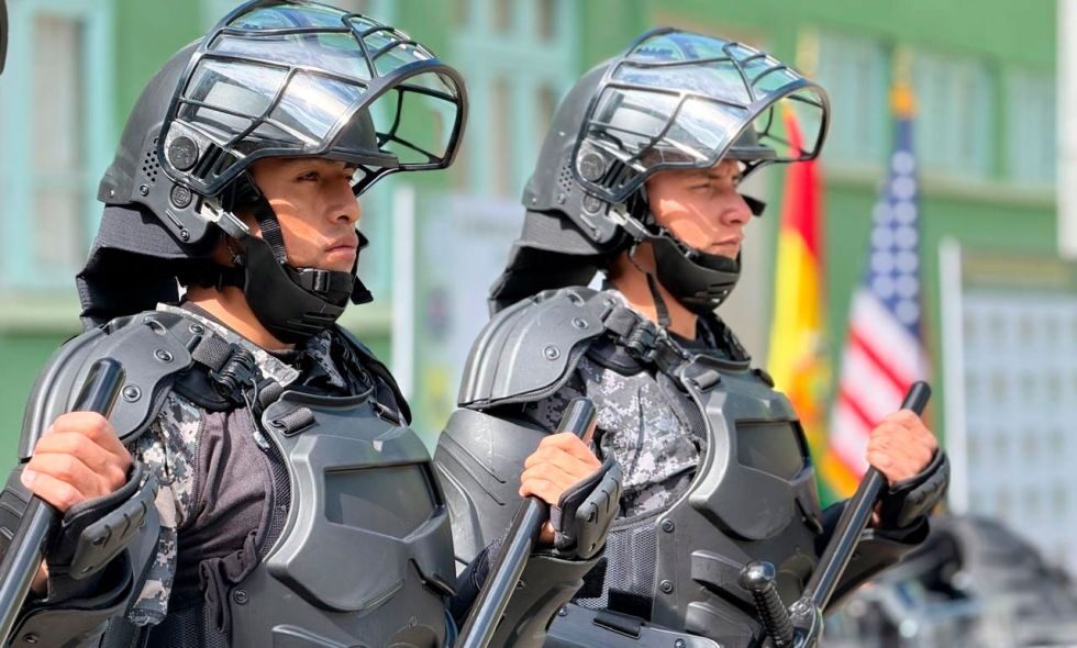 Estados Unidos dona equipos antidisturbios a la Policía Boliviana «para el control del orden público»