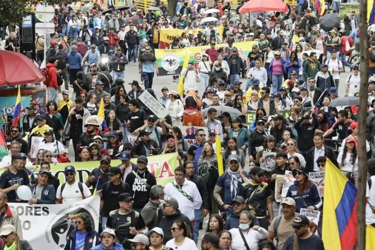 Miles protestan en Colombia en el primer paro nacional del Gobierno de De la Espriella