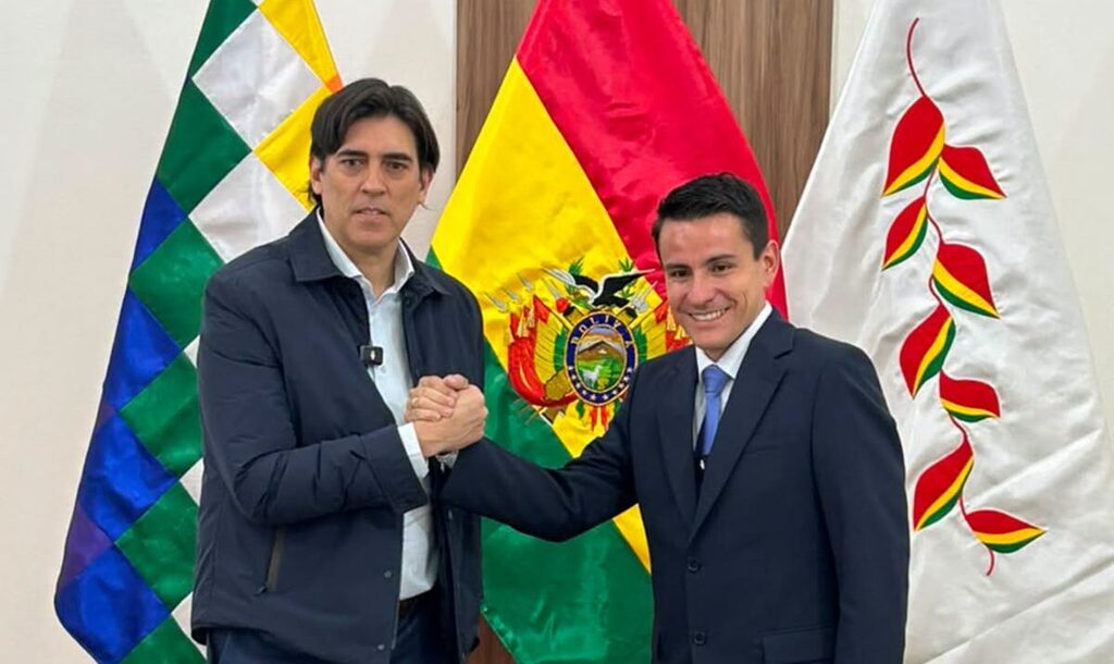 Ministro de Obras Públicas posesiona a Jorge Vaca como nuevo director de AEVivienda