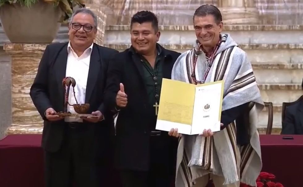Rodrigo Paz firma convenios con 85 municipios para instalar antenas Starlink en unidades educativas