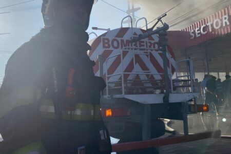 Incendio en Barrio Lindo deja dos bomberos intoxicados y 9 civiles hospitalizados