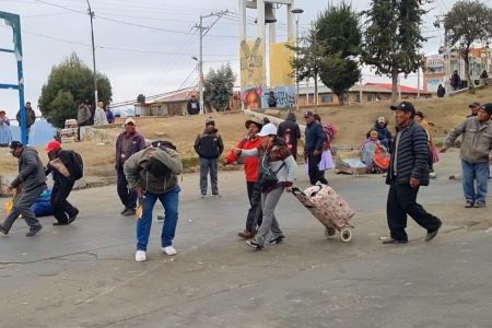 Bloqueadores agreden a transeúntes en el peaje de la Autopista de El Alto