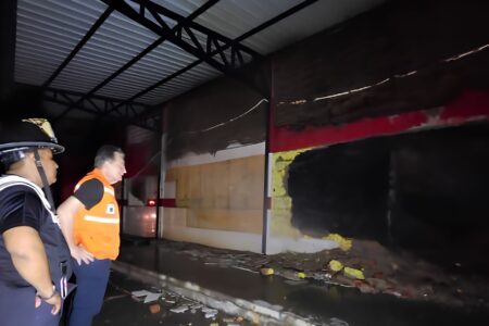 Gobierno alista remoción de escombros tras voraz incendio en Barrio Lindo