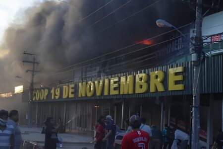 La lluvia no logra sofocar el incendio en Barrio Lindo y 15.000 familias quedan afectadas
