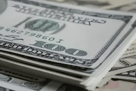 Inicia la devolución de ahorros en dólares para montos entre 3.001 y 5.000 USD