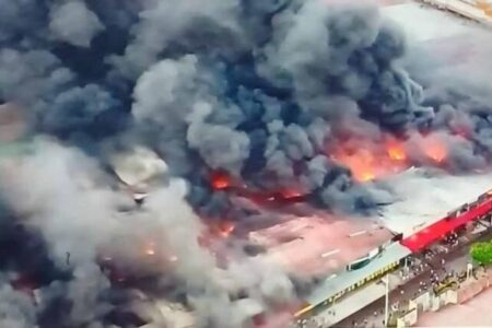 Gobierno anuncia el despliegue de helicópteros y personal militar para apoyar en el control del incendio en la feria Barrio Lindo