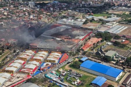 Gobierno envía helicópteros y personal militar a Santa Cruz para combatir el incendio en Barrio Lindo