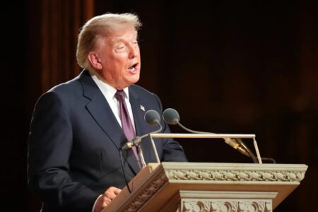 Trump amenaza a Irán por ataque a base en Jordania: «Le vamos a dar una jodida paliza»