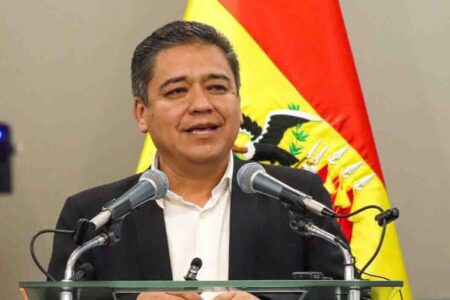 Vocero presidencial exige a Evo «dar la cara» ante la nueva orden de aprehensión en su contra