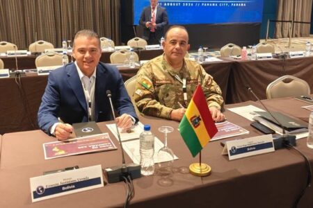 Ministro de Defensa propone desde Panamá que las FFAA de Bolivia participen en la lucha contra el crimen organizado
