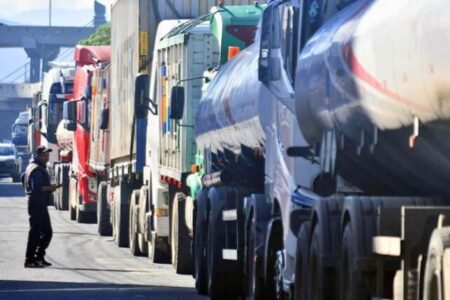 Analista advierte que la menor importación de combustibles estaría detrás del desabastecimiento y alerta sobre riesgo de recesión
