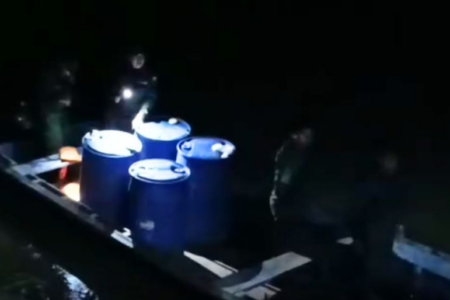 Policía intercepta barca irregular con 800 litros de diésel en Beni