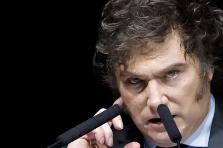 Milei decreta expulsión de extranjeros que inciten al odio
