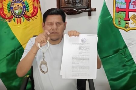Diputado exhibe manillas y advierte con aprehender al Comandante de la Policía