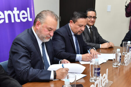 Alianza estratégica entre ENTEL y la UPB permite a universitarios acceder a pasantías y proyectos tecnológicos